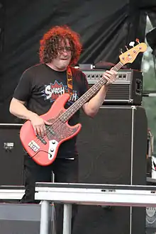 Paul De Lisle performing with Smash Mouth in 2014