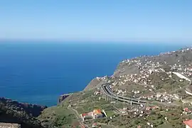 The main settlement of Quinta Grande showing the modern expressway passing through the escarpments