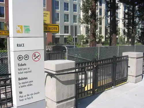 Trilingual (English, Spanish, Vietnamese) sign at a VTA light rail station in Santa Clara County, California