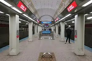 Red Line platform at Jackson.jpg