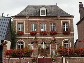 The town hall in Romescamps