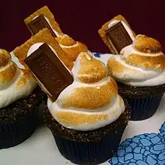 Gourmet cupcake (s'mores flavor)