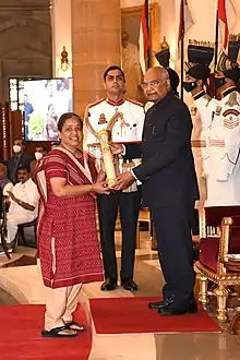 President presents woman with award