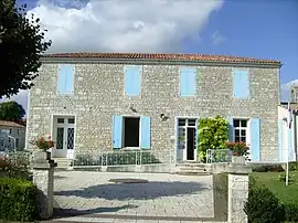 The town hall in Sainte-Gemme