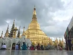 A sunny day at Shwedagon