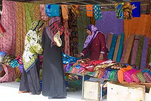 Women at a market in Sinaw