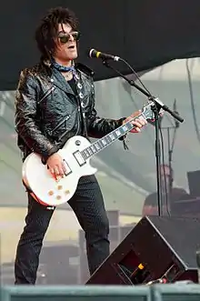 Steve Conte performing at the 2011 Ilosaarirock festival with Michael Monroe band