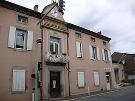 The school and town hall in Valdurenque