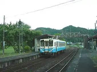 View of the overhead bridge linking the two platforms.