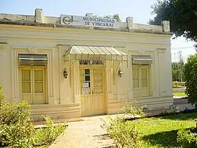 An outside view of the Ypacaraí city hall building